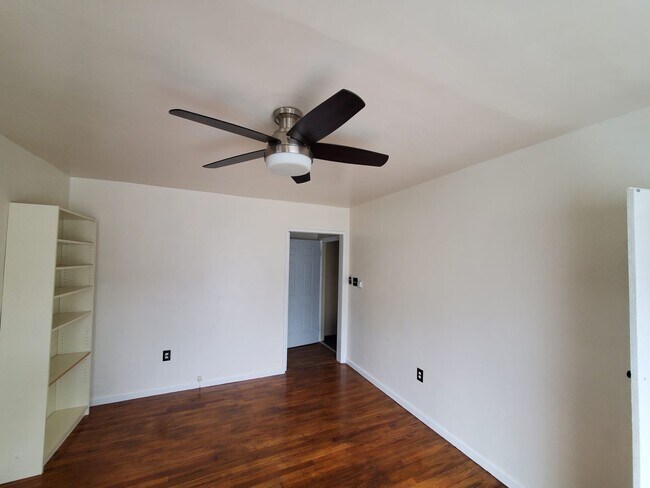 Building Photo - 1327 N Orange Dr