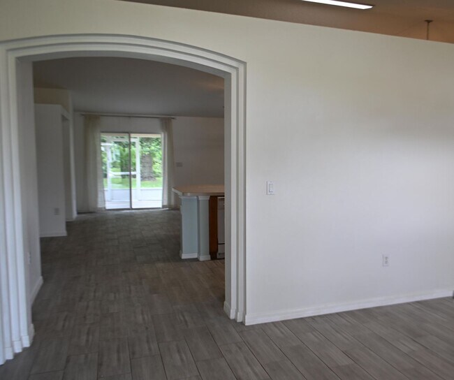 Building Photo - Large 4 bedroom home awaits your arrival!