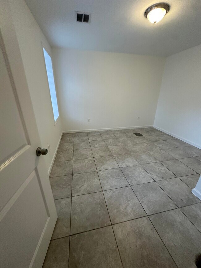 Building Photo - 585 Bramhall Ave
