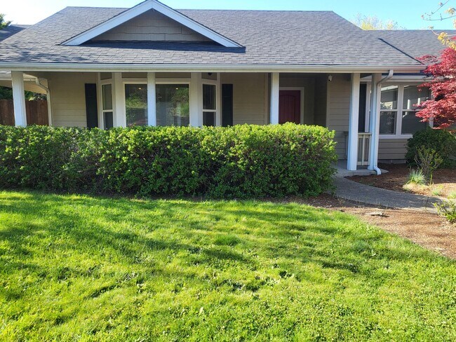 Foto del edificio - 3 bed 2 bathHome for Rent in Grants Pass