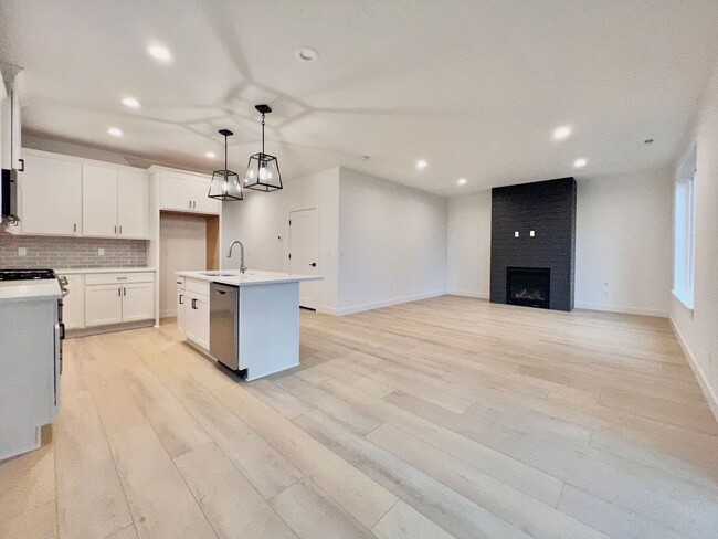 Building Photo - BRAND NEW!!! STUNNING SANDY, OR TOWNHOME O...