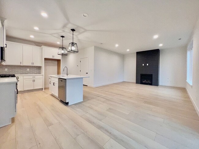 Building Photo - NEW BUILT!!! STUNNING SANDY, OR TOWNHOME O...