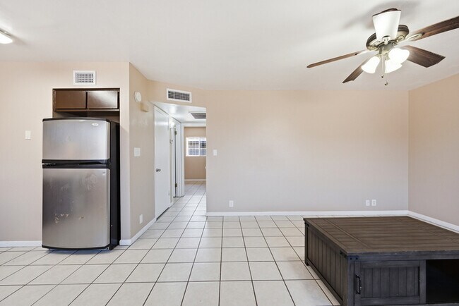 Foto del edificio - Centrally Located Townhome