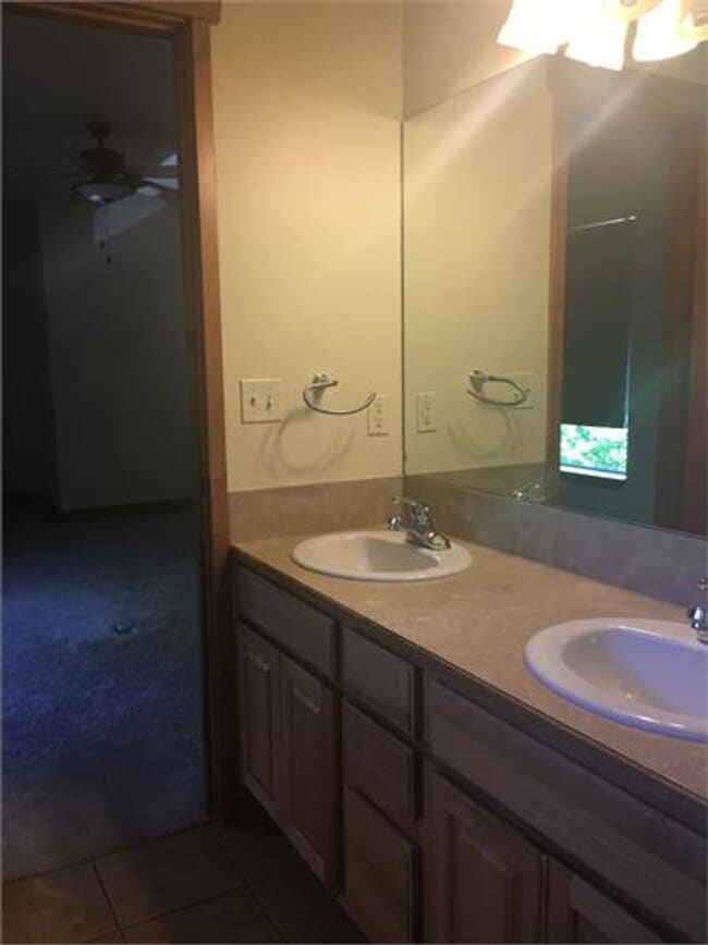 Building Photo - Spacious 3-Bed Townhome in West Glenwood
