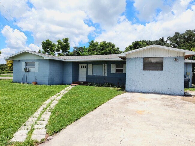 Foto del edificio - 3 Bedroom, 2 Bathroom House in Lakeland