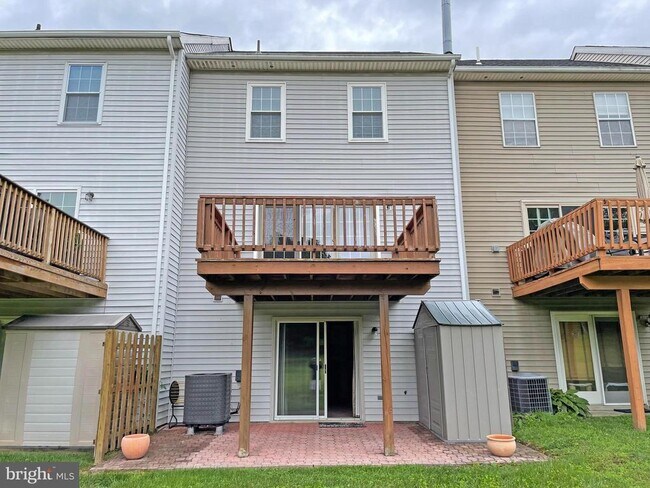 Foto del edificio - 4006 Forest Valley Rd