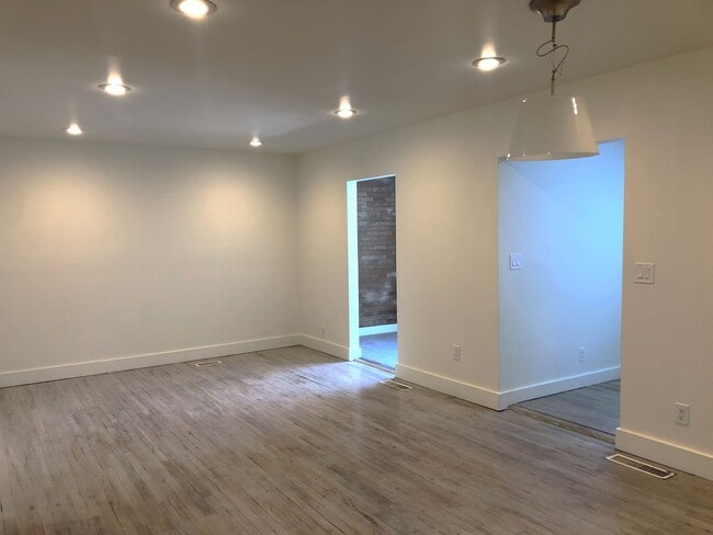Foto del edificio - Douglas St. Condo