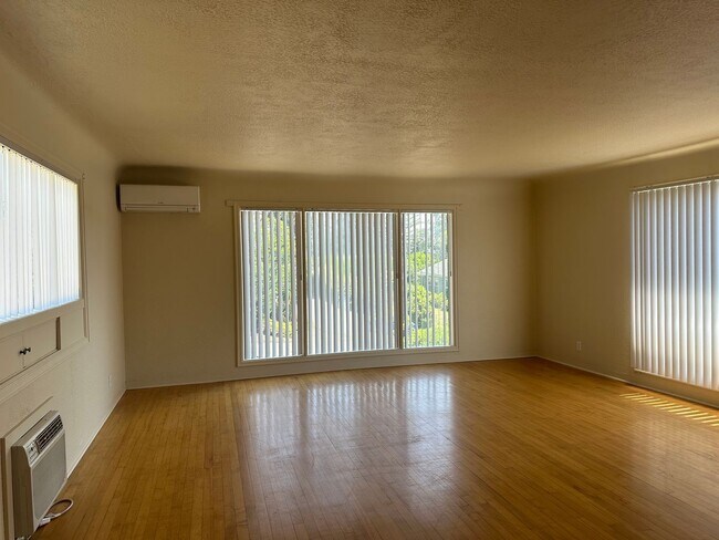 Foto del edificio - Large 4 bedroom 2 bath house in a great ne...