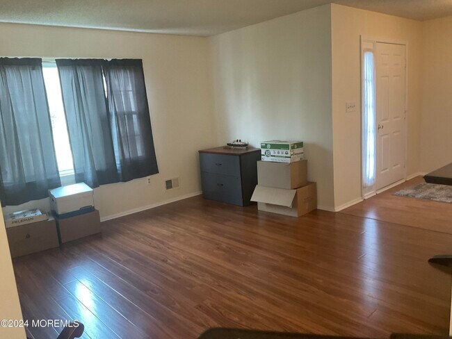 Building Photo - 9 Deer Run Ln