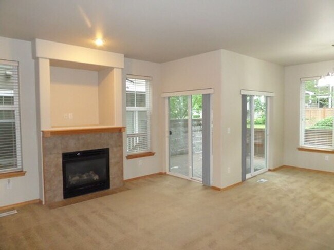 Building Photo - Large 3 Bedroom Home with Fully Fenced Bac...