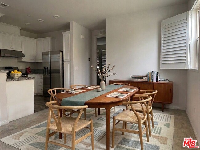 Foto del edificio - 7256 Cherry Ln