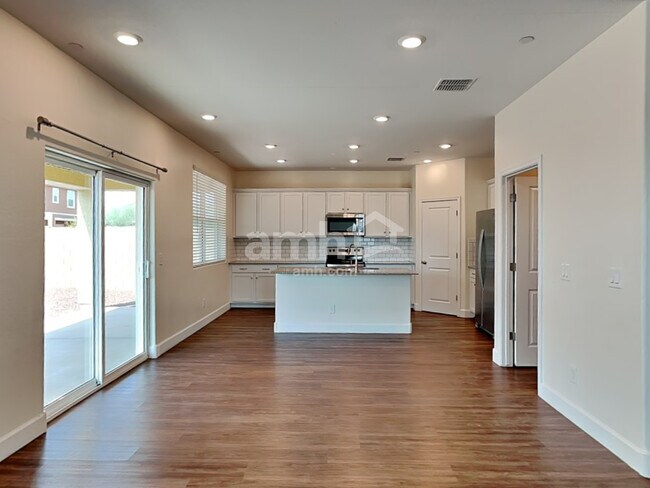 Foto del edificio - 5915 W Larkspur Dr