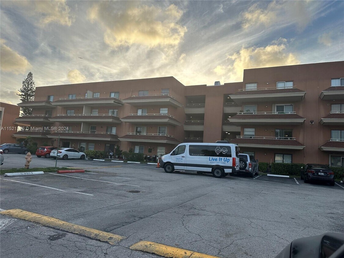 Foto principal - 17530 NW 68th Ave