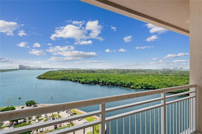 Building Photo - 400 Kings Point Dr
