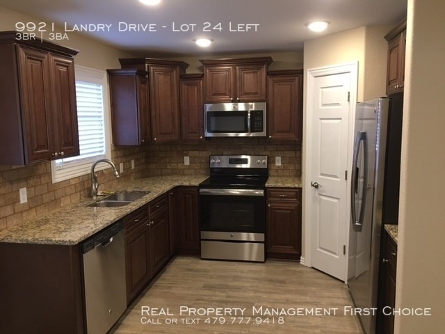 Building Photo - 3 BED 2.5 BATH TOWNHOME IN CHAFFEE CROSSING