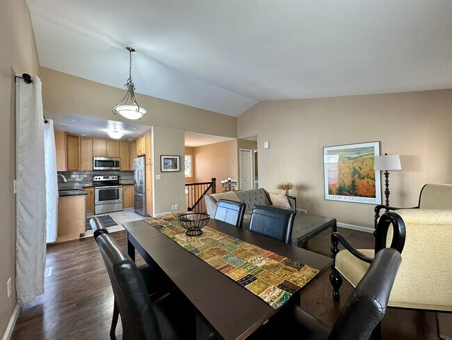 Foto del edificio - Fully Furnished 4 bedroom 2 bath home is Englewood Available NOW!!