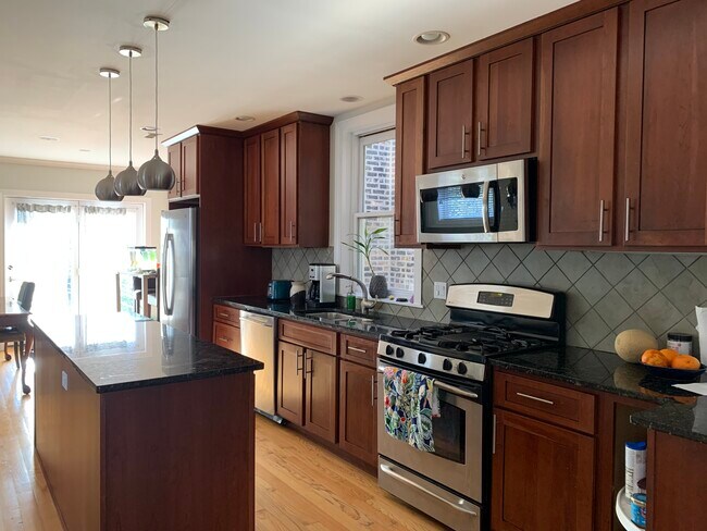 Foto del edificio - 2441 N Fairfield Ave