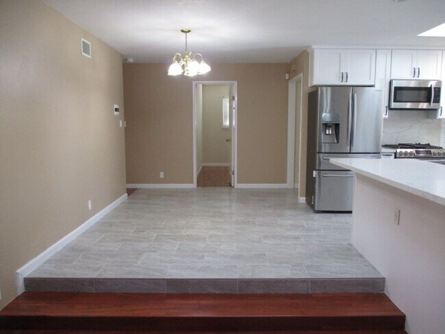 Foto del edificio - 4 bedroom corner lot home has nice upgrade...