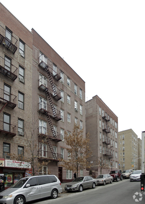 Building Photo - 3225 Bainbridge Ave