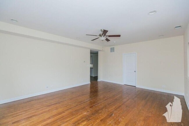 Foto del edificio - 3 bedroom in Chicago IL 60640