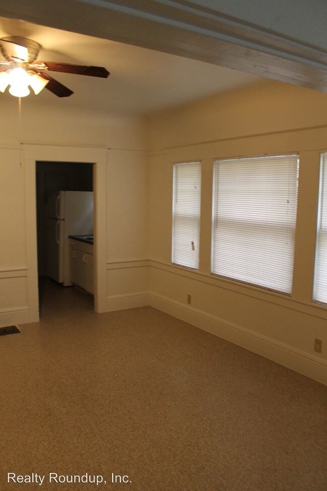 Building Photo - 315 E Poplar St