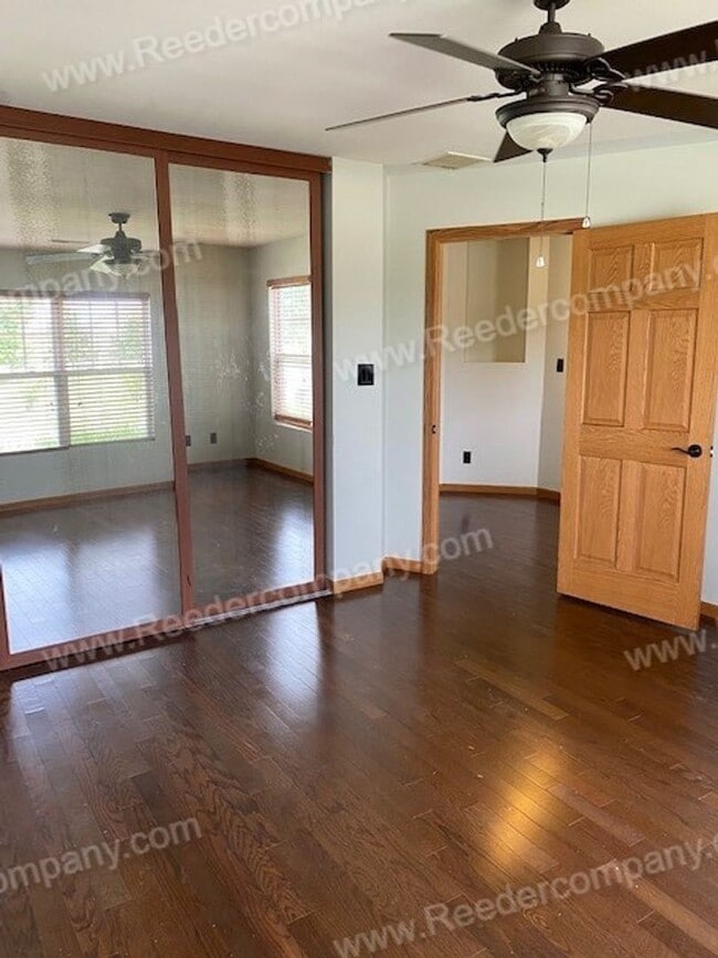 Building Photo - Single level open concept duplex features ...