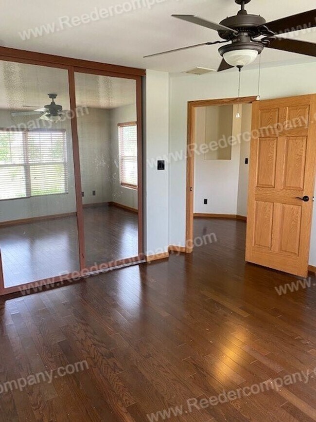 Foto del edificio - Single level open concept duplex features ...