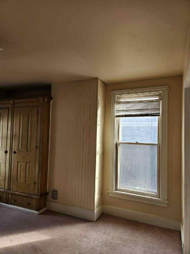 Salón con armario empotrado - 1318 N Main St