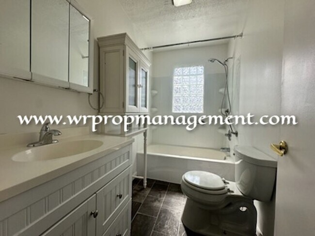 Building Photo - 2 Bed 1 Bath Lasalle Home!