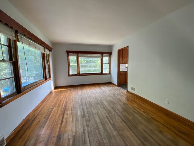 Building Photo - Cute 2 bedroom house now available $650