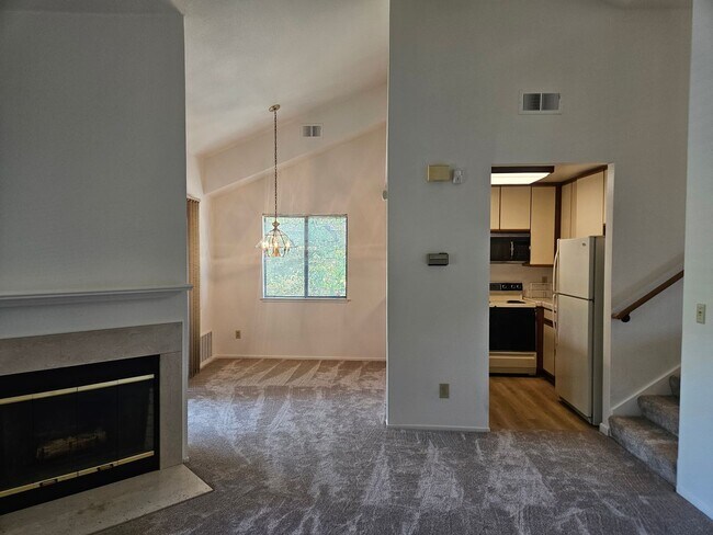 Foto del edificio - Great Location.... Gorgeous 2 Bedroom 2 Bath End Unit Condo in North San Jose