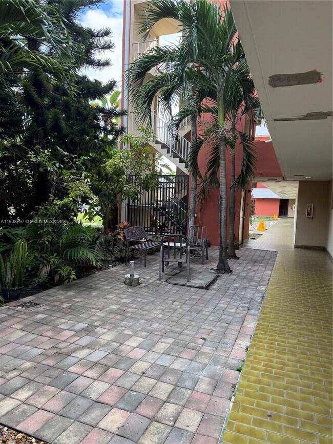 Building Photo - 1700 NE 191st St