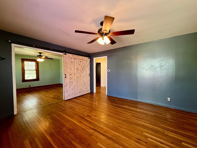 Foto del edificio - 3 Bedroom, 1 Bath, Nice Backyard!