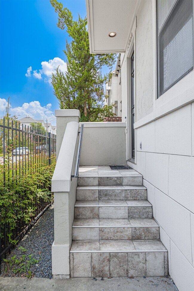Foto del edificio - 1320 W 25th St