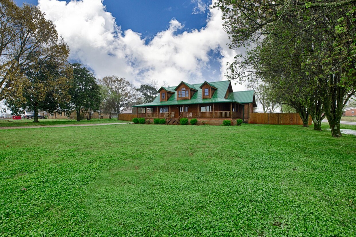 Foto principal - Unique and Beautiful Home in Madison, Alabama