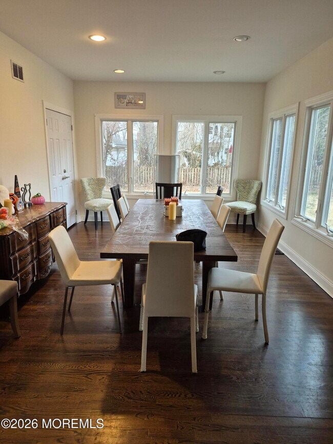 Foto del edificio - 247 Perrine Ave