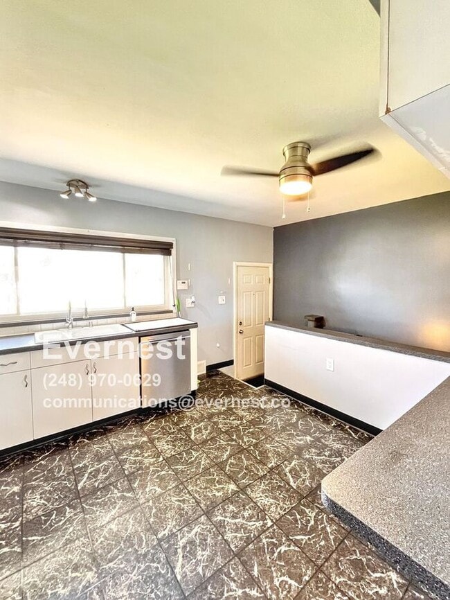 Building Photo - Charming 3-Bedroom Home with Basement, Fen...