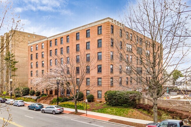 Building Photo - 2828 Wisconsin Ave NW