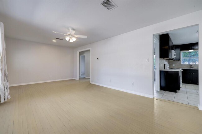 Building Photo - 2327 Hewitt Dr