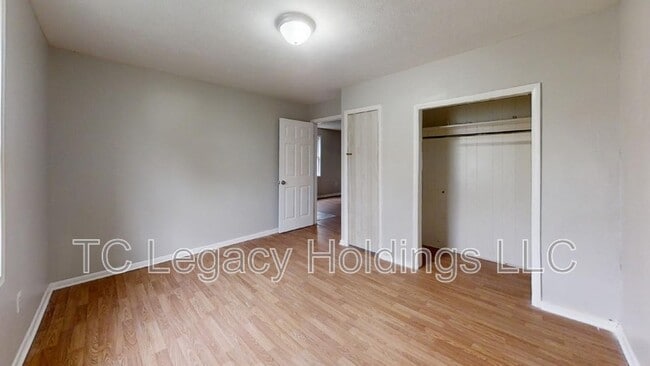 Building Photo - 102 Denham St