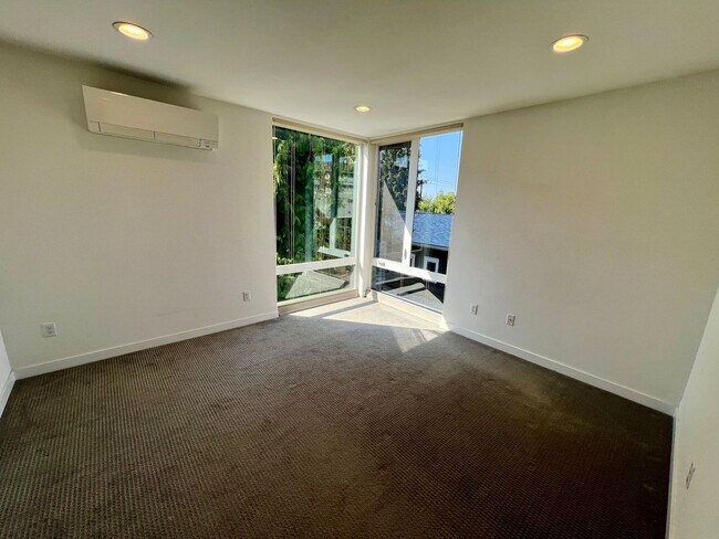 Foto del edificio - City Living at it's Best! Available Now