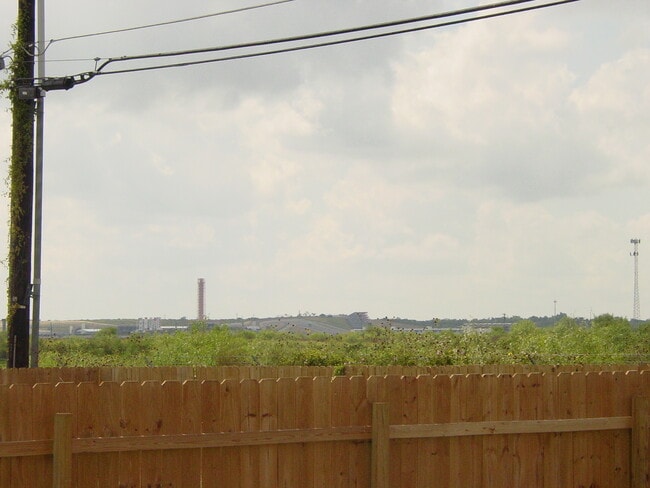 Building Photo - Del Valle Home