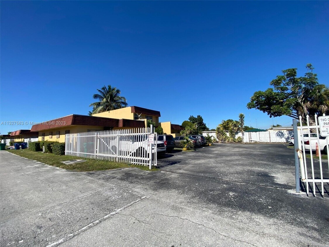 522 NW 179th St, Miami, FL 33169 Townhouse for Rent in Miami, FL