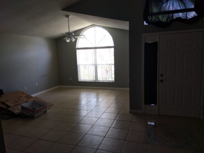 Building Photo - "Charming 3-Bed Pool Home with 2 Full Baths in St. Cloud – 1,642 Sq. Ft. of Comfort Awaits!" Pool...