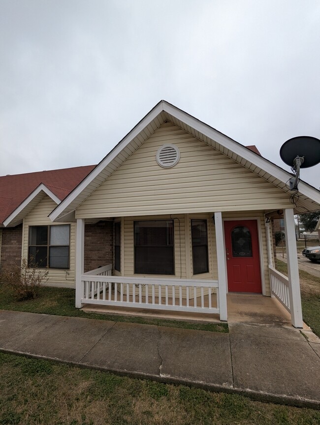 Building Photo - 6310 Windsor Castle