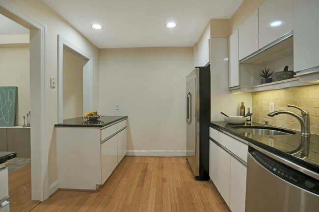 Building Photo - 207 Shearwater Ct W