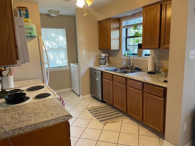 Foto del edificio - AUGUST 2026 PRE-LEASE!!  Spacious 3 Bedroo...