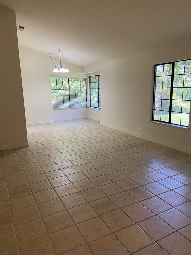 Building Photo - Willow Creek 3 Bdrm, 2 bath one story home