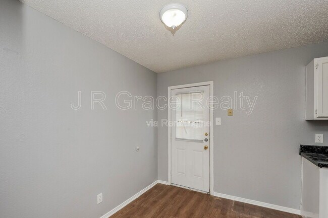 Foto del edificio - 5933 Shadydell Dr