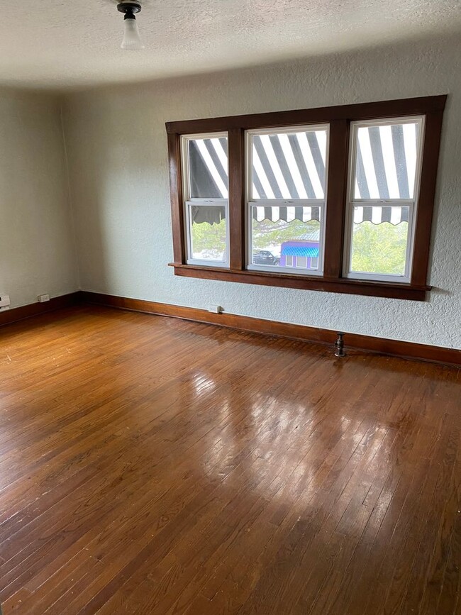 Interior Photo - 629 S Main St